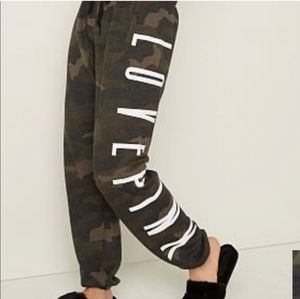 VS PINK LOVE PINK CAMO JOGGERS HTF